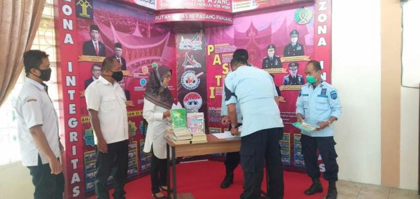 Rutan Kelas II B Padang Panjang memiliki pesantren cabang Muhammadiyah Kauman Padang Panjang yang membekali para WBP dengan ilmu keagamaan, dan program wajib tahfidz.