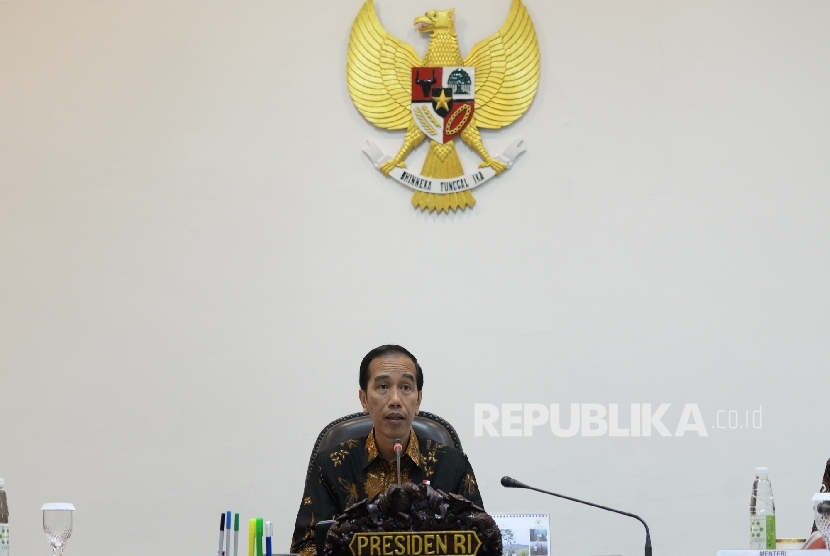 RUU Penyelenggaraan Pemilu. Presiden Joko Widodo memimpin rapat terbatas di Kantor Kepresidenan, Jakarta, Selasa (13/9).