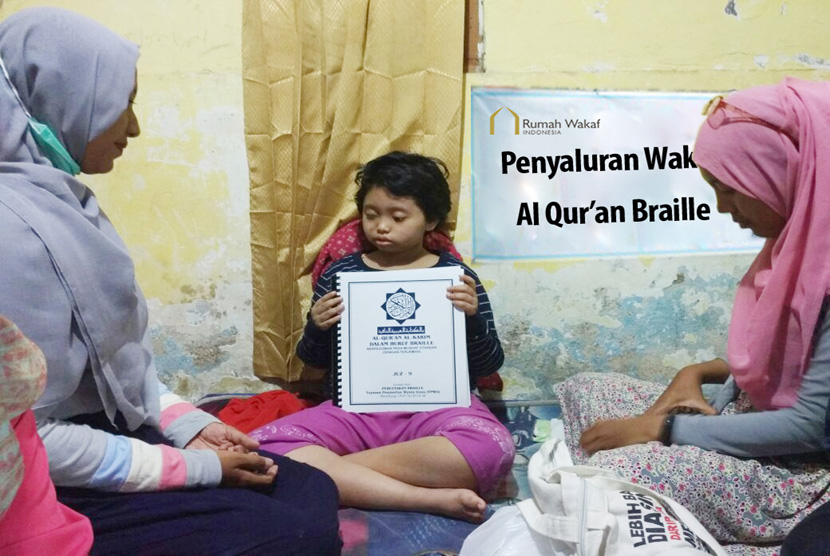 RWI (Rumah Wakaf Indonesia) menyalurkan Al Quran Braile untuk Sasa Salwa, anak berusia 11 tahun penderita tumor otak yang kini sudah tidak bisa melihat. Bantuan diberikan di rumah Sasa tepatnya di Campurjo Jowah Pasar, RT. 07, RW. 02, Kepung, Kediri.