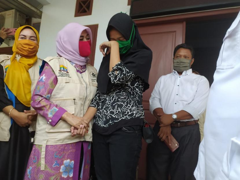 RY (18 tahun) anak Yuli Nur Amelia (42 tahun) yang kisahnya viral karena tidak makan dua hari akan dirawat di PT2TPA karena mengaku dirundung oleh tetangganya di Kelurahan Lontar baru, Kecamatan Serang, Kota Serang.