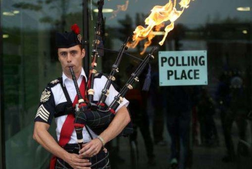 Ryan Randall plays the bagpipes outside a polling station in Edinburgh, Scotland September 18, 2014.