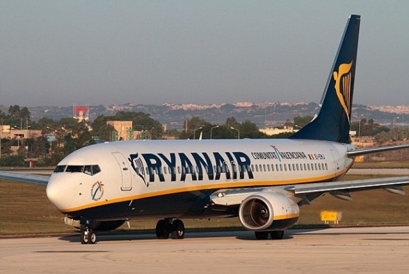 Ryanair (ilustrasi) Pemimpin-pemimpin Eropa mengancam akan membatasi lalu lintas penerbangan internasional Belarusia dan mungkin mereka juga akan mengincar transportasi darat.
