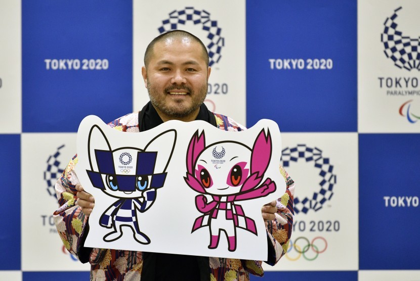 Ryo Taniguchi memamerkan desainnya yang berhasil terpilih sebagai maskot Olimpiade dan Paralimpik Tokyo 2020. Olimpiade Tokyo mungkin dibatalkan jika terbukti berbahaya karena wabah Corona. Ilustrasi.