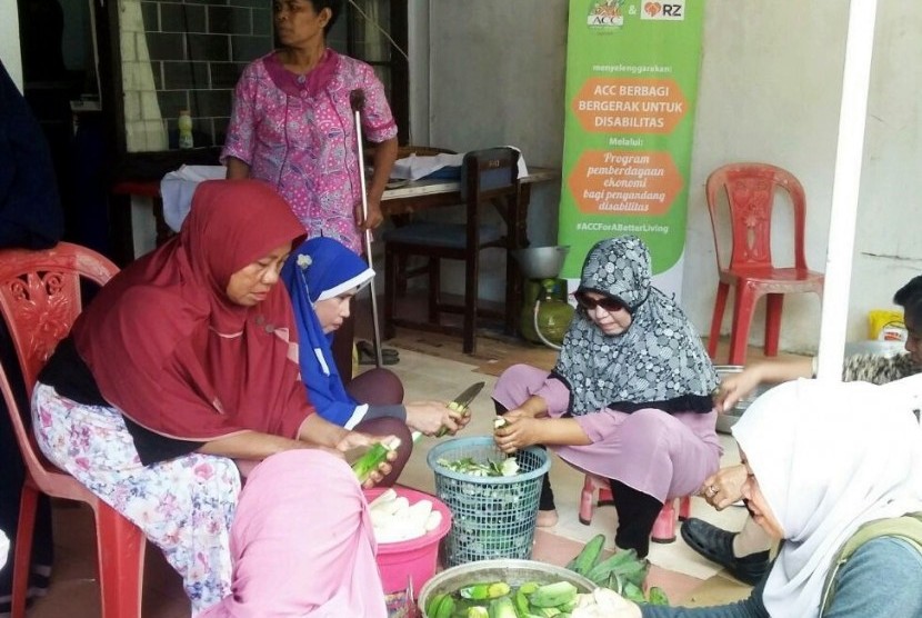 RZ (Rumah Zakat) bekerja sama dengan PT. ACC (Astra Credit Company) menggulirkan program pemberdayaan ekonomi untuk komunitas disabilitas di Komplek Maizonet, Jl. Melati 1 No.3, Kel. Paroppo, Kec. Panakukang, Makassar, belum lama ini