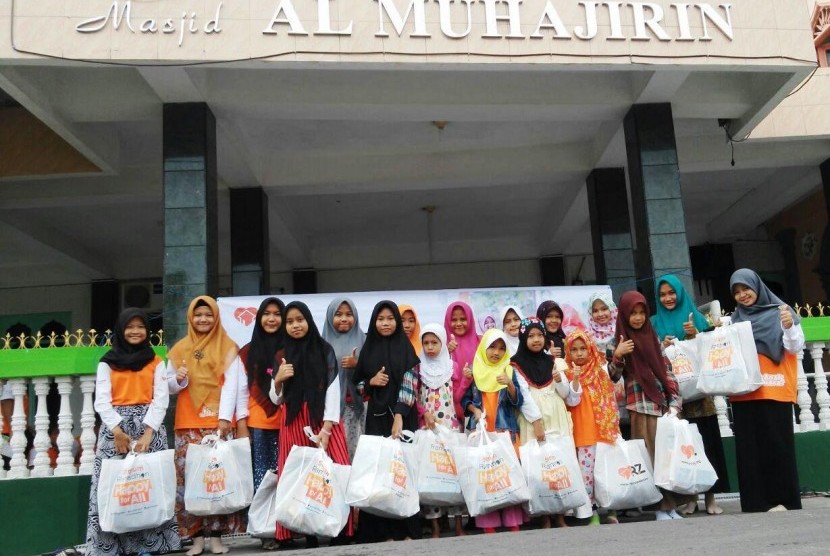  RZ (Rumah Zakat) cabang Medan membagikan 33 paket Kado Lebaran Yatim (KLY) kepada siswa SD Juara Medan di hari ke-7 Ramadhan, Ahad (12/6)