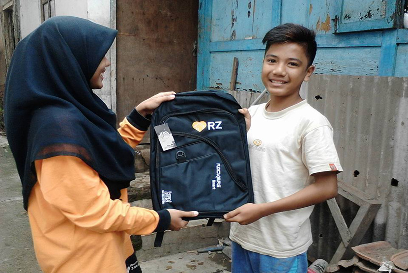 RZ (Rumah Zakat) RZ (Rumah Zakat) memberikan bantuan tas sekolah dan 200 paket alat tulis untuk anak-anak korban banjir di Bima, Nusa Tenggara Barat. Penyaluran alat sekolah dilakukan di 4 kecamatan di Bima. Kamis (12/1).memberikan bantuan tas sekolah dan 