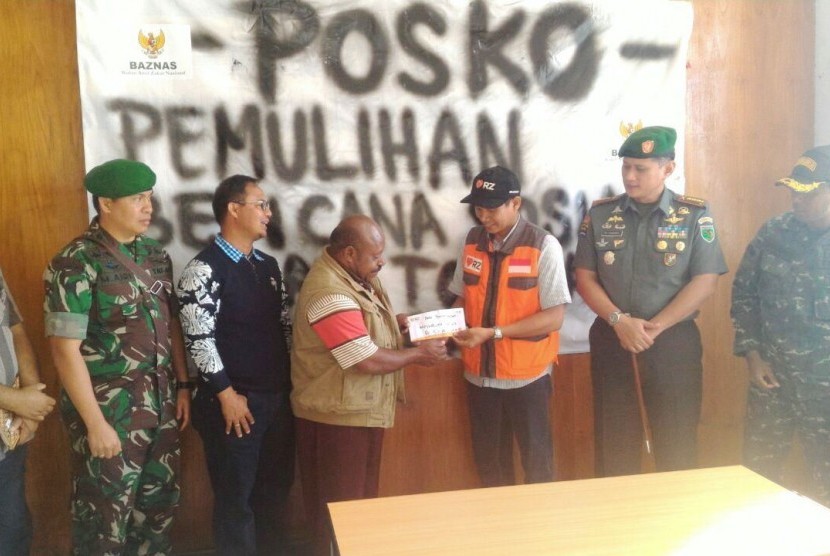 RZ serahkan bantuan di Tolikara