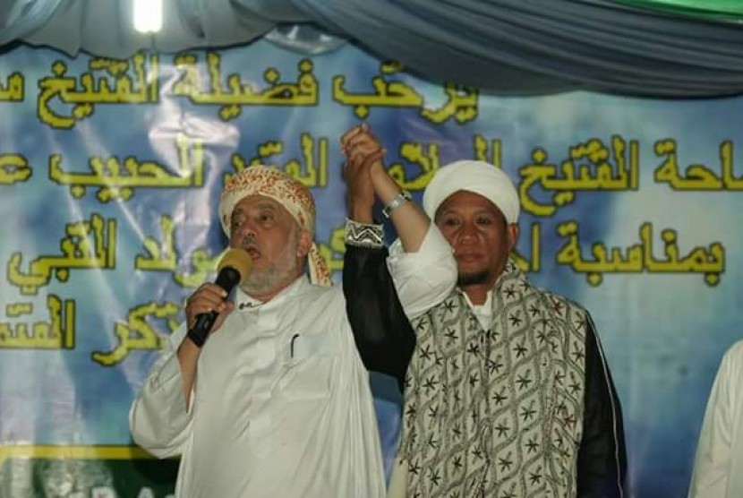 s Sayyid Abbas bin Alwi Almaliki (Kiri)