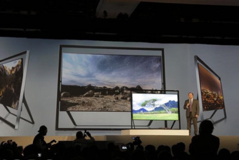 S9, televisi Samsung 4K, Ultra-HD, dengan penopang mirip batang besi penjar.
