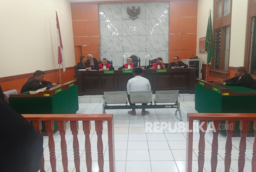 SA terdakwa kasus pemasangan kamera tersembunyi di toilet siswi di sekolah di Kota Bandung dan di acara perpisahan di sebuah villa di Lembang, Kabupaten Bandung Barat Mei lalu divonis hukuman penjara satu tahun dan denda Rp 250 juta. Ia dinilai terbukti telah membuat konten pornografi, Kamis (20/11/2025).