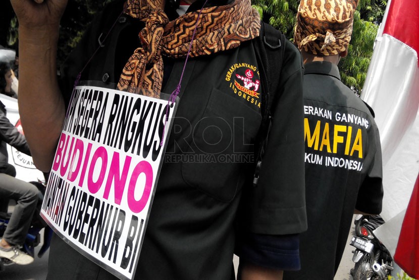 Saat berlangsungnya sidang kasus Bank Century, ratusan massa berunjuk rasa di Pengadilan Tindak Pidana Korupsi, Jakarta, Jumat (9/5). (Republika/Yogi Ardhi)
