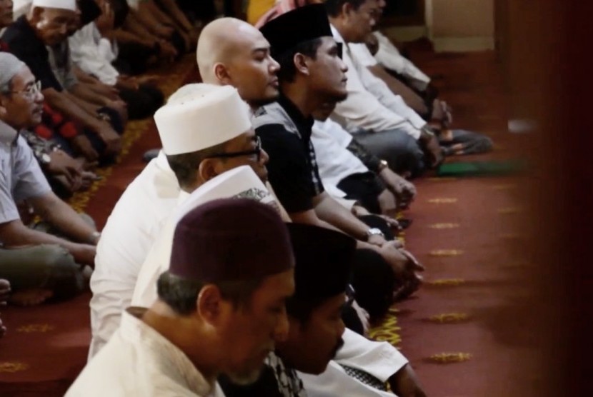 Saat Deddy melaksanakan ibadah Shalat Jumat pertama di kawasan Bintaro.