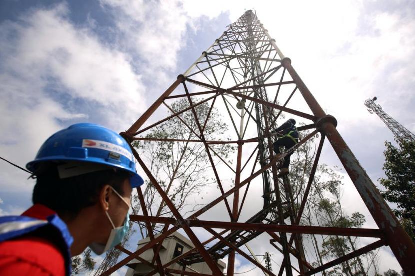 Teknisi memantau menara BTS XL Axiata. PT XL Axiata Tbk (XL Axiata) memastikan kesiapan jaringan 4G miliknya guna menyukseskan kegiatan internasional Konferensi Tingkat Tinggi (KTT) Ke-42 ASEAN di Labuan Bajo, Manggarai Barat, Nusa Tenggara Timur, 9-11 Mei 2023.