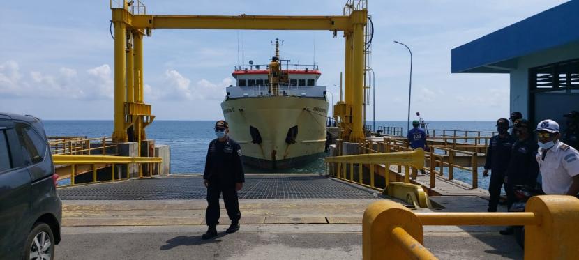saat ini jumlah penumpang kapal meningkat di Pelabuhan Jangkar, Kecamatan Jangkar, Situbondo Jawa Timur.