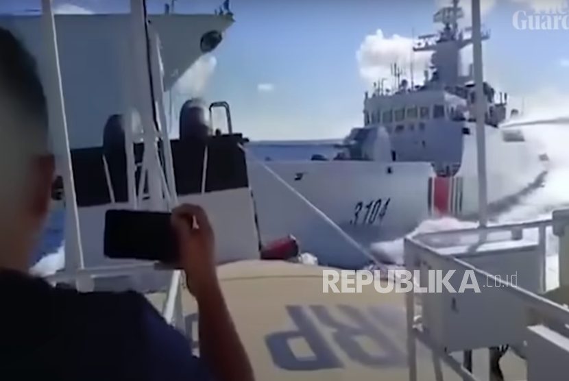 Saat kapal China menabrak kapal temannya sendiri ketika mengejar kapal patroli Filipina di Laut China Selatan, Senin (11/8/2025).