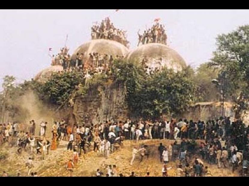 Pengadilan Bebaskan 32 Terdakwa Perusak Masjid Babri. Foto: Saat masjid Babri di ledakan oleh massa aktivis Hindu Karsevak pada tahun 1992