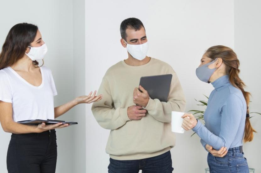 CDC tetap mengimbau pemakaian masker setelah vaksinasi, khususnya di dalam ruangan.