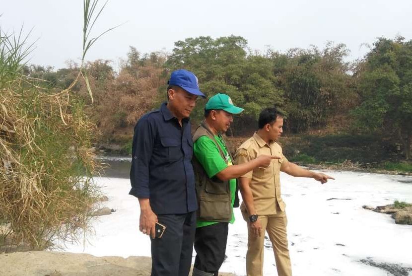 Saat mengambil sampel air Sungai Cileungsi di vila nusa indah 5, Desa Ciangsana, Gunung Putri, oleh Ketua Komunitas Peduli Sungai Cileungsi-Cikeas (KP2C)  , Puarman dan Direktorat Pengendalian Pencemaran Air Kementrian Lingkungan Hidup dan Kehutanan Republik Indonesia (KLHK) , Sigit Walgito. Selasa ( 28/8)