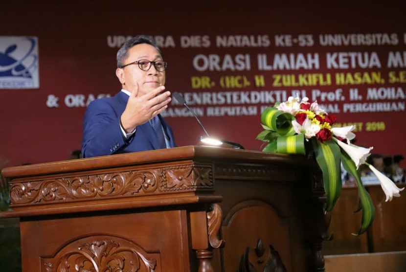 Ketua MPR Zulkifli Hasan saat menyampaikan Orasi Ilmiah dalam Dies Natalis Universitas Negeri Semarang (Unnes) Semarang, Kamis (29/3).