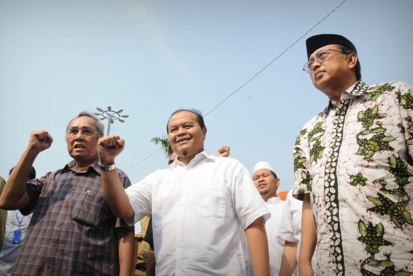 Sabam Sirait (kiri), Hidayat Nurwahid (tengah), dan Slamet Effendi Yusuf (kanan)