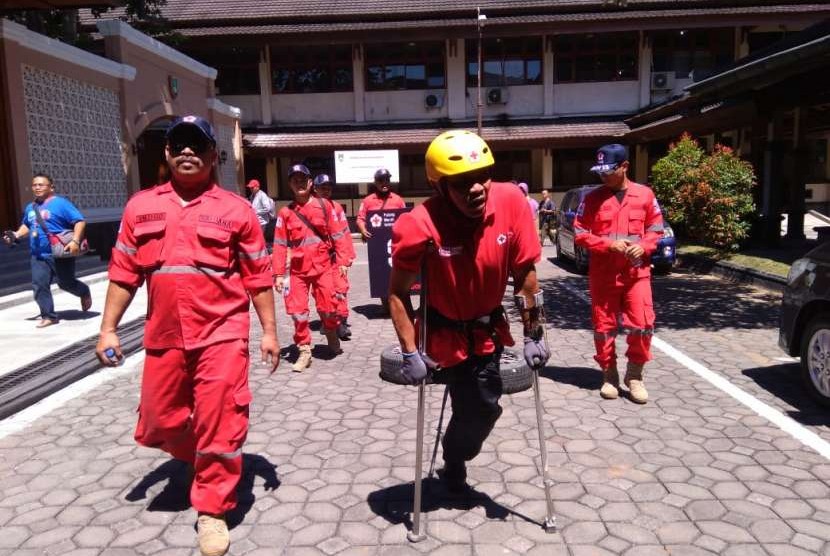 Sabar Gorky melakukan latihan fisik dengan berjalan membawa beban 20 Kg. Latihan dilakukan untuk persiapannya mendaki gunung Elbrus dalam misi mengibarkan bendera merah putih tepat pada HUT RI ke-73