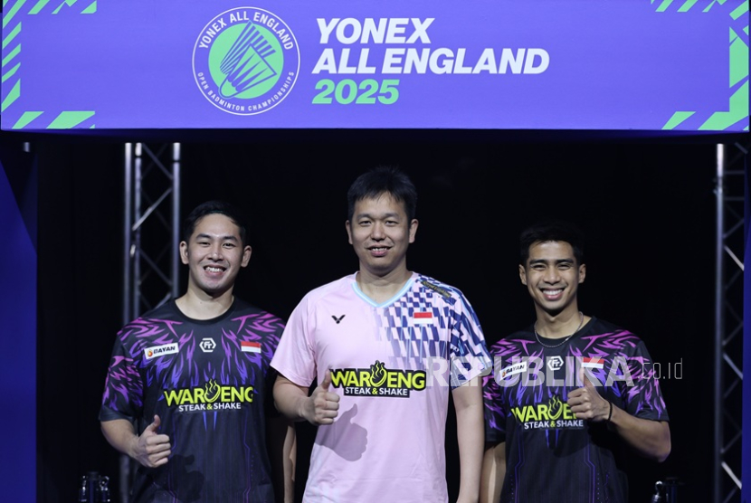 Sabar Karyaman Gutama/Moh Reza Pahlevi Isfahani berlatih di Birmingham jelang tampil di All England 2025 bersama pelatihnya Hendra Setiawan (tengah).