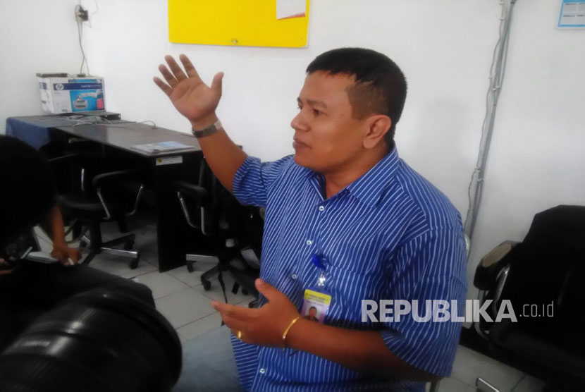 Sabar Nababan, Dosen Fakultas Teknik Universitas Mataram yang mendeklarasikan Agama Angkasa Nauli (AAN) menjelaskan konsep agama yang diusungnya di Kampus Unram, Rabu (22/3).
