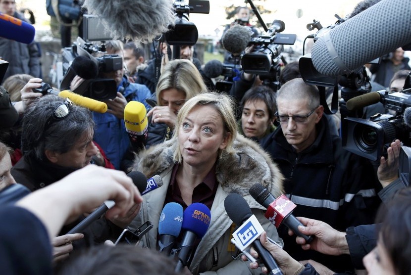 Sabine Kehm (center), agent for seven-times Formula One world champion Michael Schumacher, talks to journalists outside the CHU hospital emergency unit in Grenoble, French Alps, January 1, 2014. 