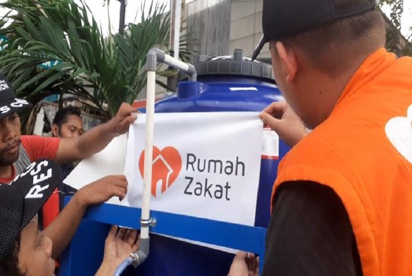  Sabtu, (04/4) tim Rumah Zakat Action yang beranggotakan enam orang melakukan penyaluran hand washer (wastafel portable) di Jakarta Timur, tepatnya di Taman Terbuka Hijau Perempatan Pasar Rebo, Kelurahan Susukan.