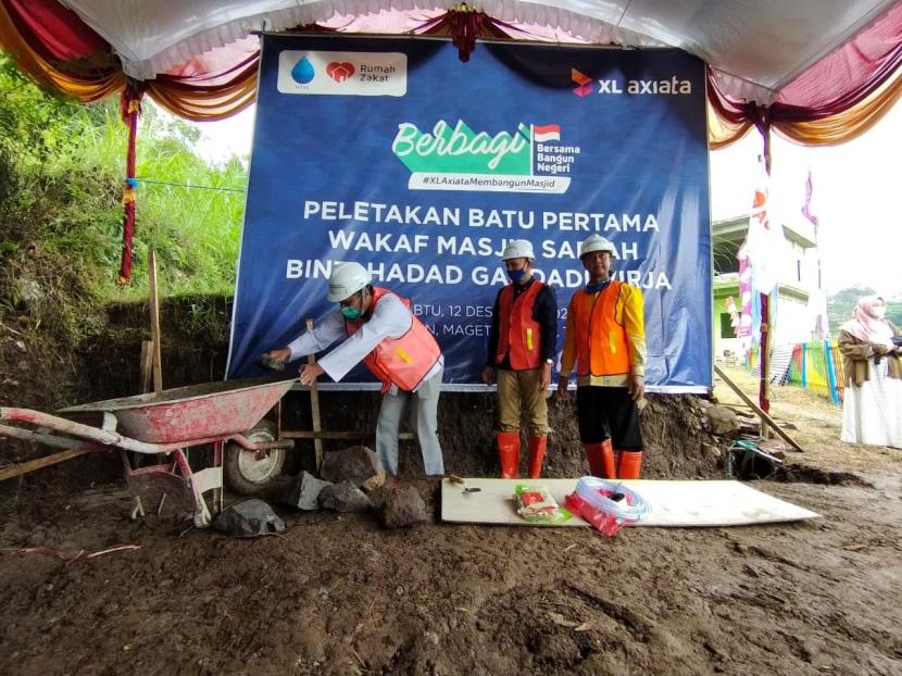 Sabtu (12/12) lalu, dilakukan peletakan batu pertama pembangunan Masjid Sadiah Binti Hadad Gandadiwirja di Desa Berdaya tepatnya di Desa Bulugunung, Kecamatan Plaosan, Kabupaten Magetan, Jawa Timur. 