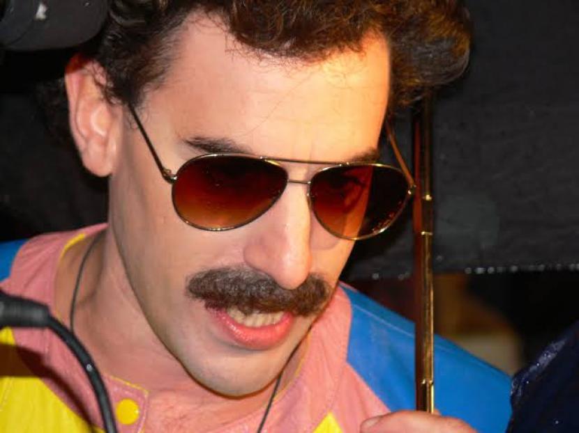 Sacha Baron Cohen berperan dalam Film Borat.