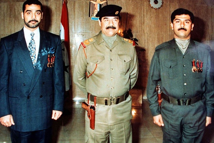 Saddam Husein (tengah) bersama putranya Uday (kiri) dan Qusay.