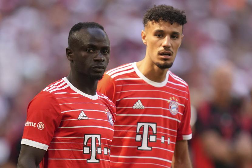 Dua pemain Muslim Bayern Muenchen, Sadio Mane dan Noussair Mazraoui (kanan), saat menghadiri sesi latihan setelah presentasi tim untuk musim sepak bola Bundesliga Jerman mendatang di Stadion Allianz Arena di Muenchen, Jerman, Sabtu, 16 Juli 2022. 