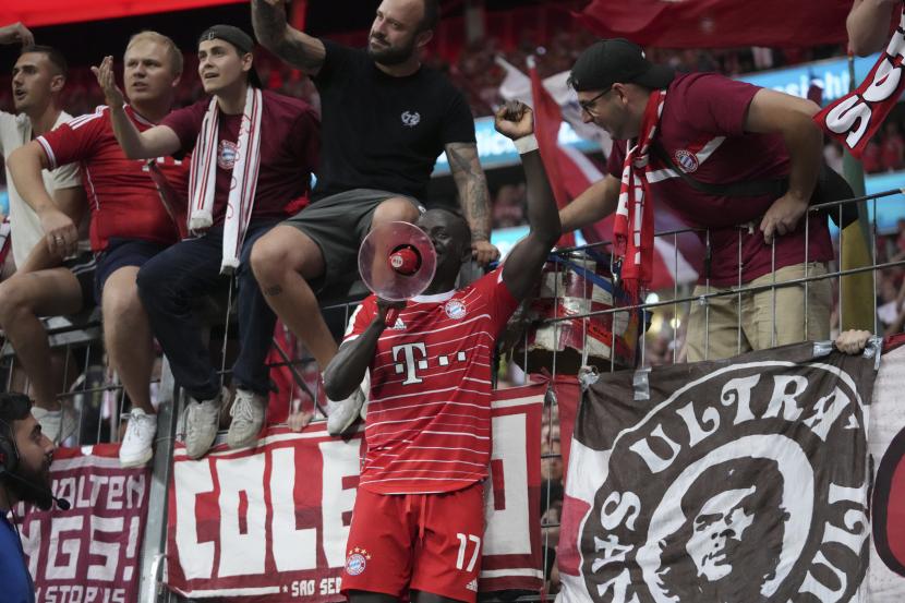  Sadio Mane dari Bayern (tengah) merayakan dengan penggemar setelah pertandingan sepak bola Bundesliga Jerman antara Eintracht Frankfurt dan Bayern Munich di Frankfurt, Jerman, Jumat, 5 Agustus 2022.