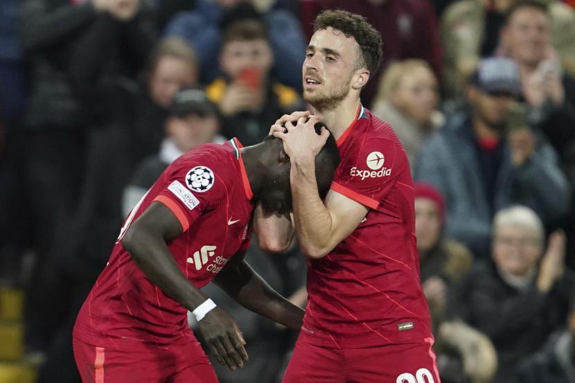 Sadio Mane dari Liverpool (kiri) dan Diogo Jota dari Liverpool merayakan mencetak gol kedua tim mereka selama pertandingan sepak bola grup B Liga Champions antara Liverpool dan Atletico Madrid di Liverpool, Inggris, Kamis (4/11).