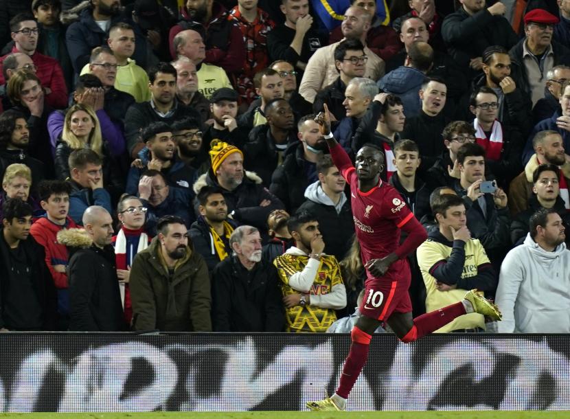 Sadio Mane dari Liverpool merayakan setelah mencetak keunggulan 1-0 selama pertandingan sepak bola Liga Premier Inggris antara Liverpool FC dan Arsenal FC di Liverpool, Inggris, 20 November 2021. 