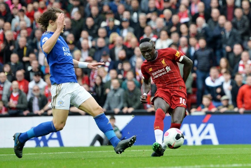 Sadio Mane (kanan) saat mencetak gol ke gawang Leicester City.