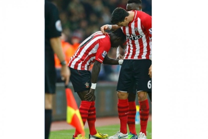 Sadio Mane (kiri) memegangi pahanya yang sakit saat membela Southampton melawan Arsenal, Kamis (1/1) lalu.