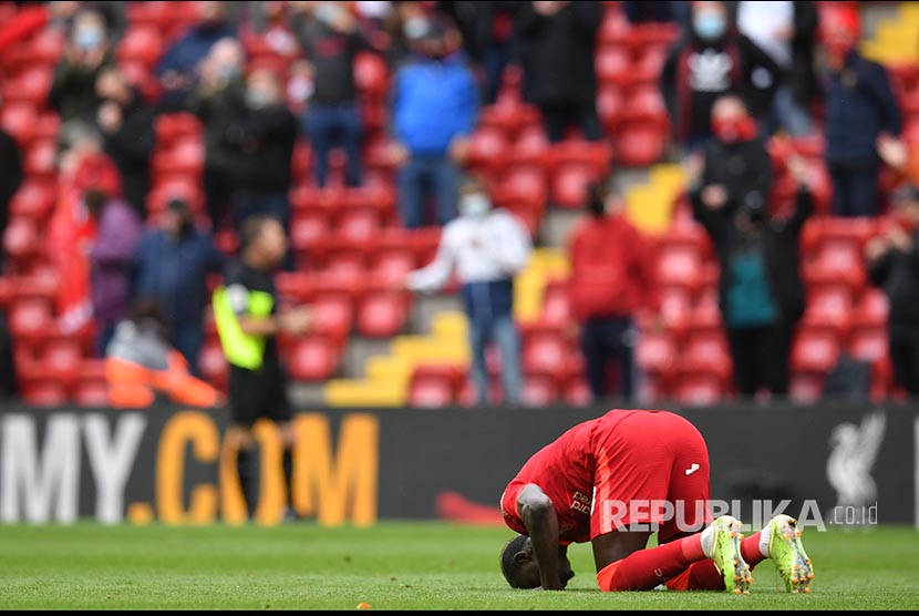 Sadio Mane merayakan gol pada laga antara Liverpool melawan Crystal Palace di Liverpool, Inggris, Ahad (23/5).