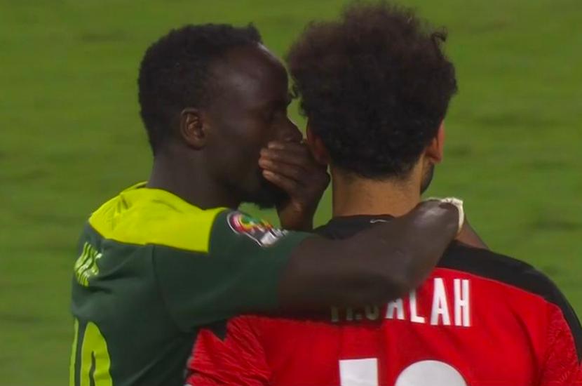 Sadio merangkul Mohamed Salah di final Piala Afrika