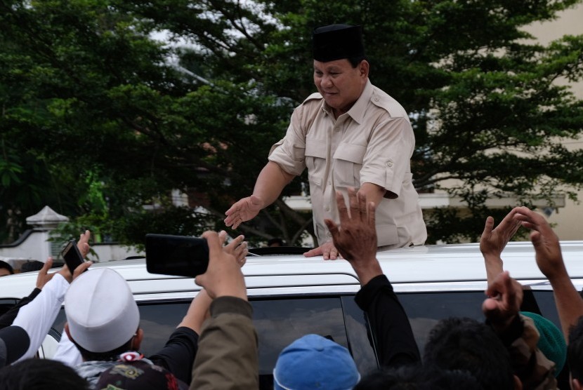 Safari Politik Prabowo. Calon presiden nomor urut 02 Prabowo Subiyanto menyapa pendukungnya saat safari politik di Temanggung, Jateng, Rabu (27/2/2019). 