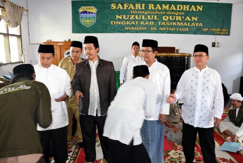  Safari Ramadhan yang dirangkaian dengan Peringatan Nuzulul Quran Tingkat Kabupaten Tasikmalaya yang berlangsung di Pondok Pesantren Miftahul Ulum Kampung Tonjong Desa Desa sindangraja Kecamatan Jamanis, Senin [12/6/17].