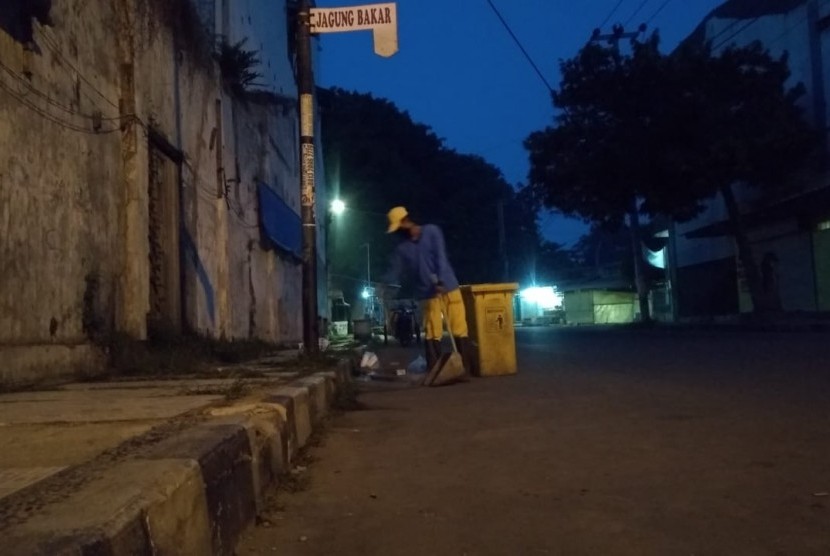 Safi’i, petugas kebersihan Kabupaten Indramayu bekerja sejak subuh memastikan kota bersih dari sampah.