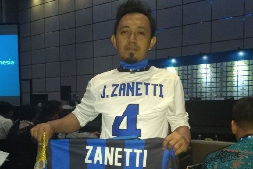 Safrudin, fan Inter Milan asal Kebumen yang bertemu idolanya Javier Zanetti di Jakarta, Rabu (14/2).
