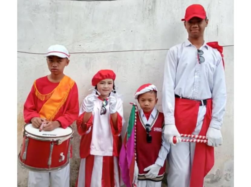 Sagil Muhammad Riski (paling kanan), siswa kelas enam SD yang memiliki tinggi badan hingga 2 meter.