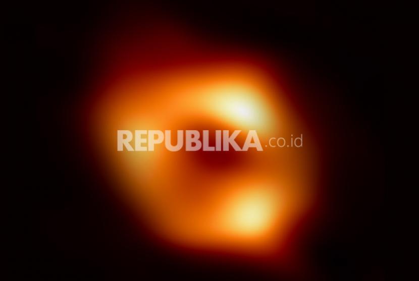 Lubang hitam (ilustrasi). Para astronom melihat perubahan misterius dalam semburan plasma bermagnet tinggi yang diledakkan oleh lubang hitam kecil.