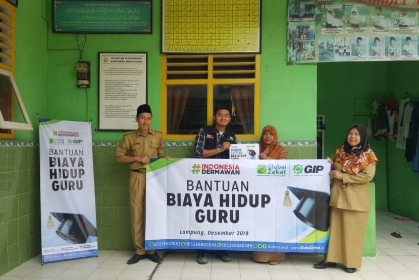 Sahabat Guru Iindonesia ACT Lampung memberikan bantuan bea  guru honorer di Bandar Lampung, Senin (2/12).