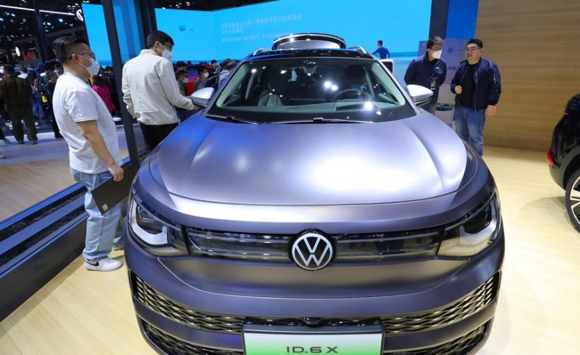SAIC Volkswagen ID.6 X ditampilkan di Pameran Industri Otomotif Internasional Shanghai ke-20 di Shanghai, China, 24 April 2023.