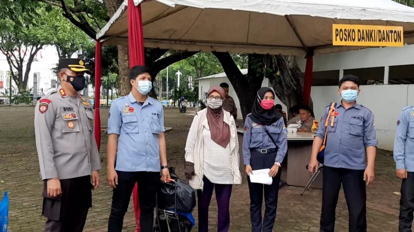 Saidah Bibi (jilbab coklat) diamankan aparat dari Polsek Metro Gambir di pos Polisi depan Istana Merdeka, Jakarta Pusat, Rabu (13/1). Perempuan paruh baya itu diamankan karena nekat hendak masuk ke Istana Merdeka untuk menemui Presiden Joko Widodo (Jokowi).