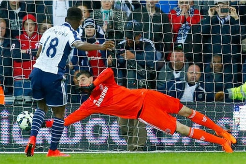 Saido Berahino saat mencetak gol ke gawang Chelsea melalui tendangan penalti.